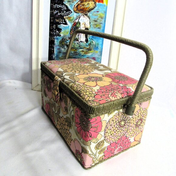 VINTAGE QUILTED SEWING BOX, 11 X 7" CLEAN AND CUTE - Picture 4 of 7